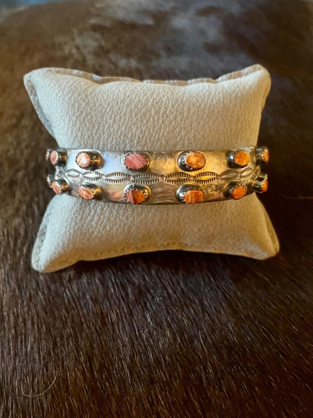 Vintage Native American Sterling Silver Double Row Spiny Oyster Bangle Bracelet - Picture 4 of 6
